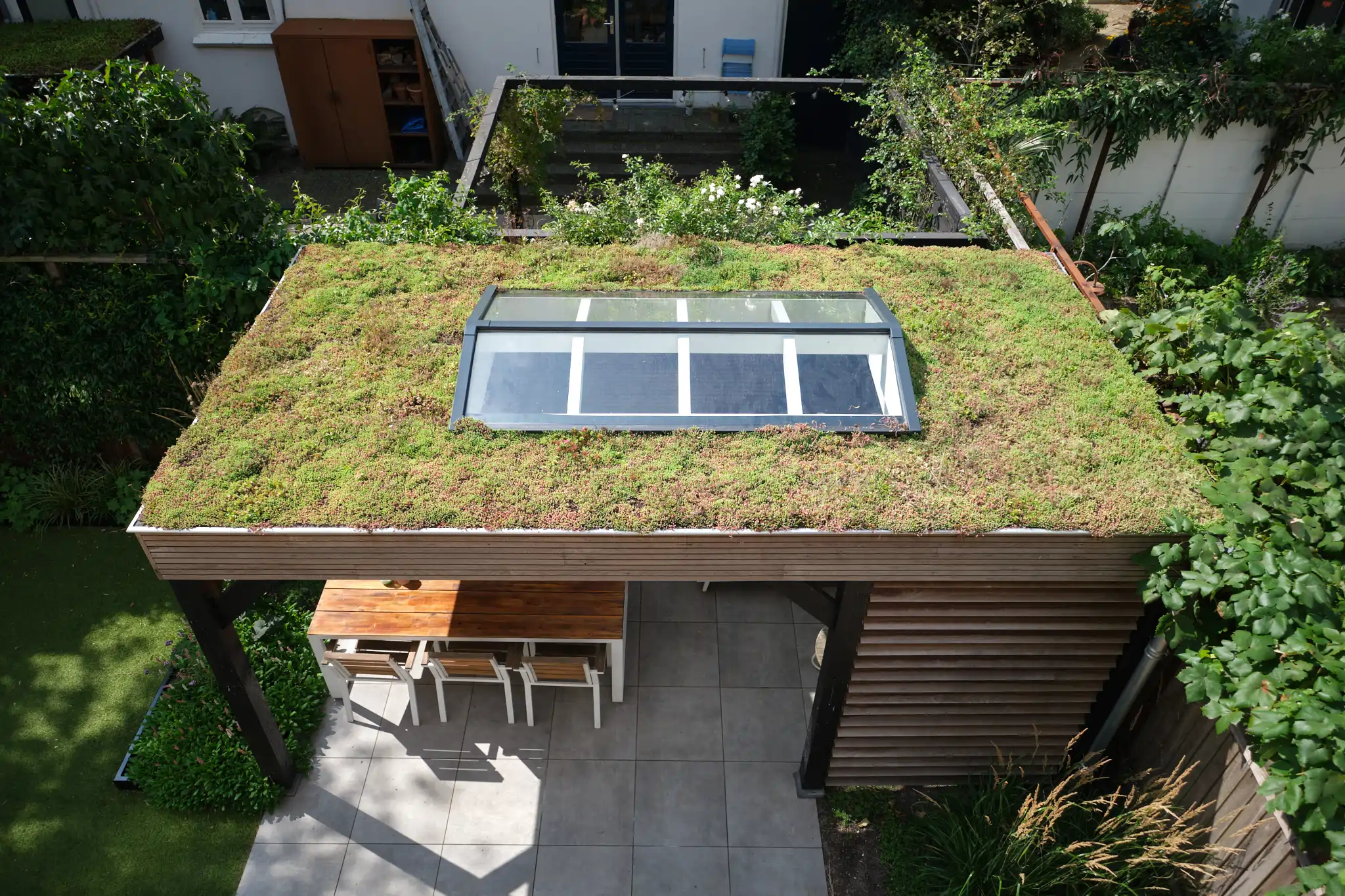 Luchtfoto van moderne tuinpaviljoen met sedumdak en glazen daklicht