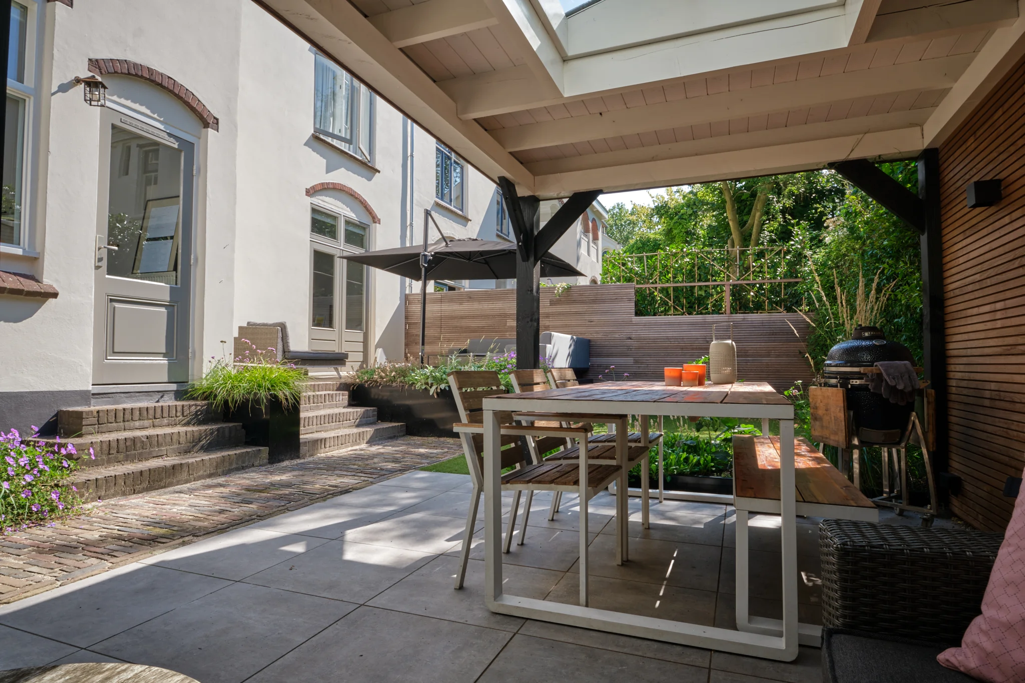 Eethoek met verbinding naar het huis en tuinzicht