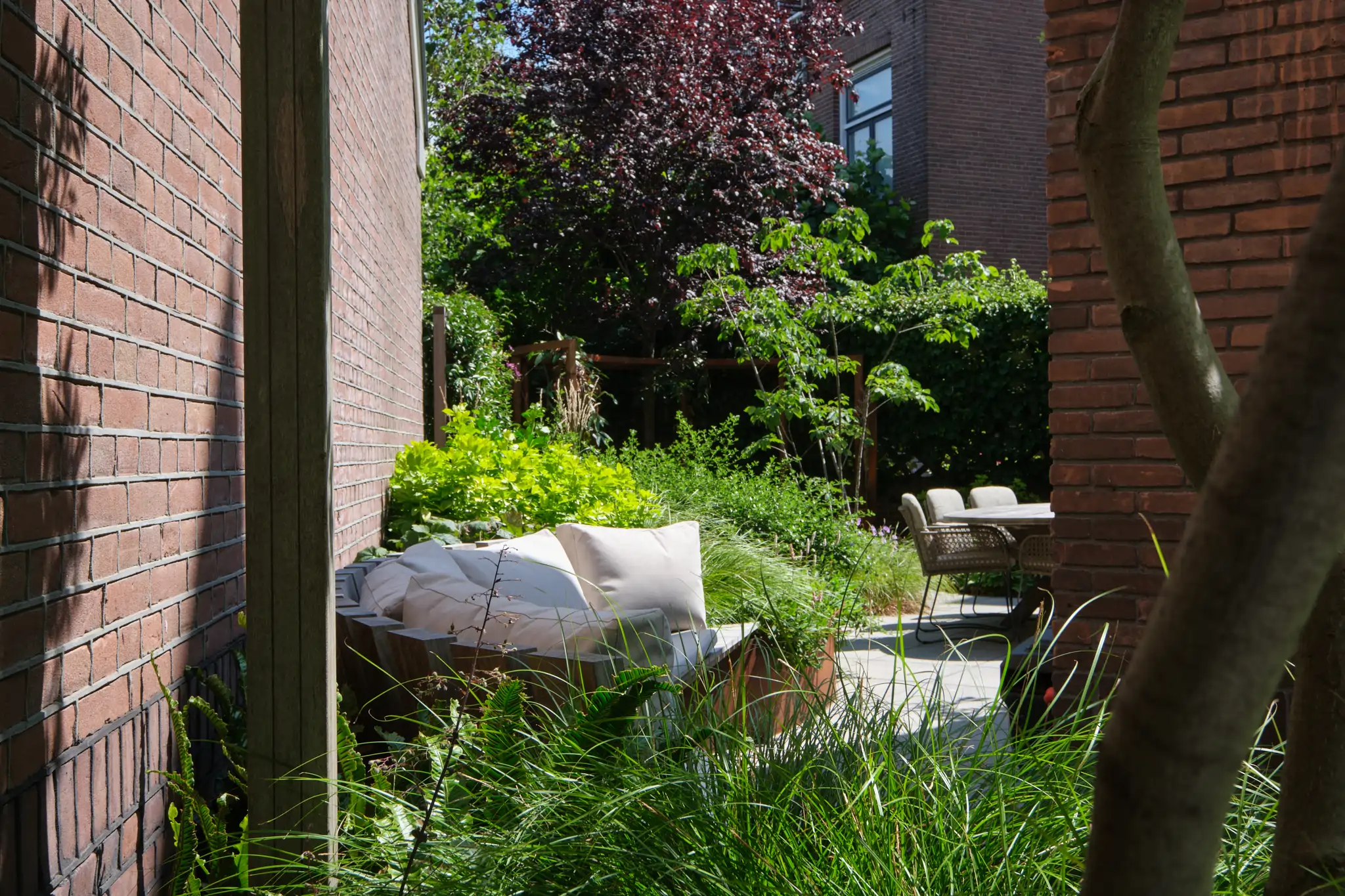 Compleet overzicht van de tuinruimte met integratie van bebouwing en beplanting