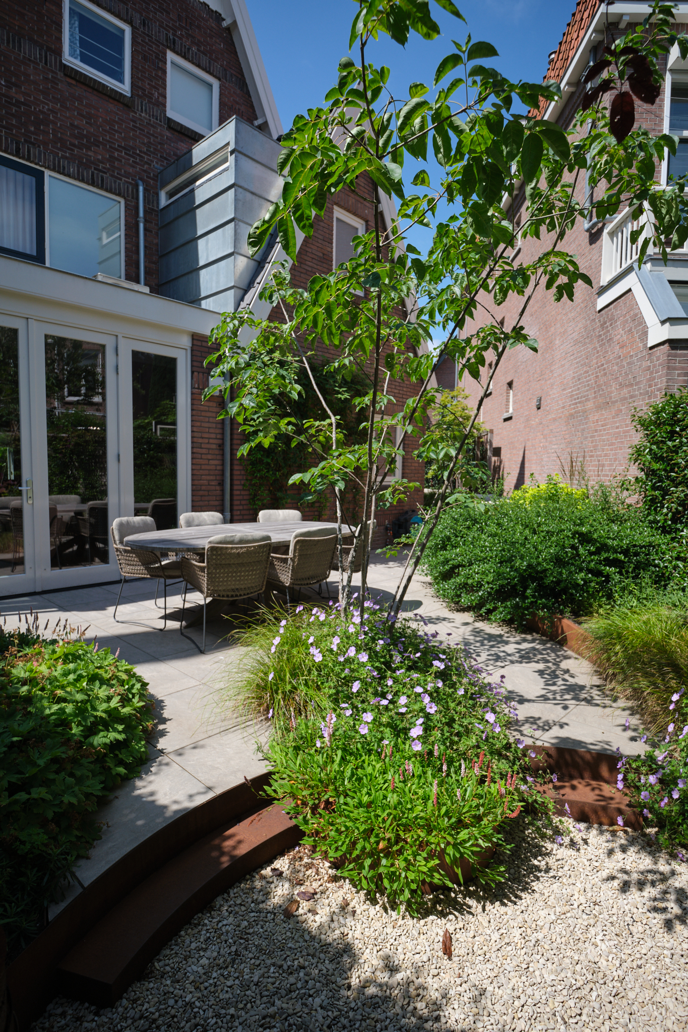 Ruime stadstuin met verschillende terrassen