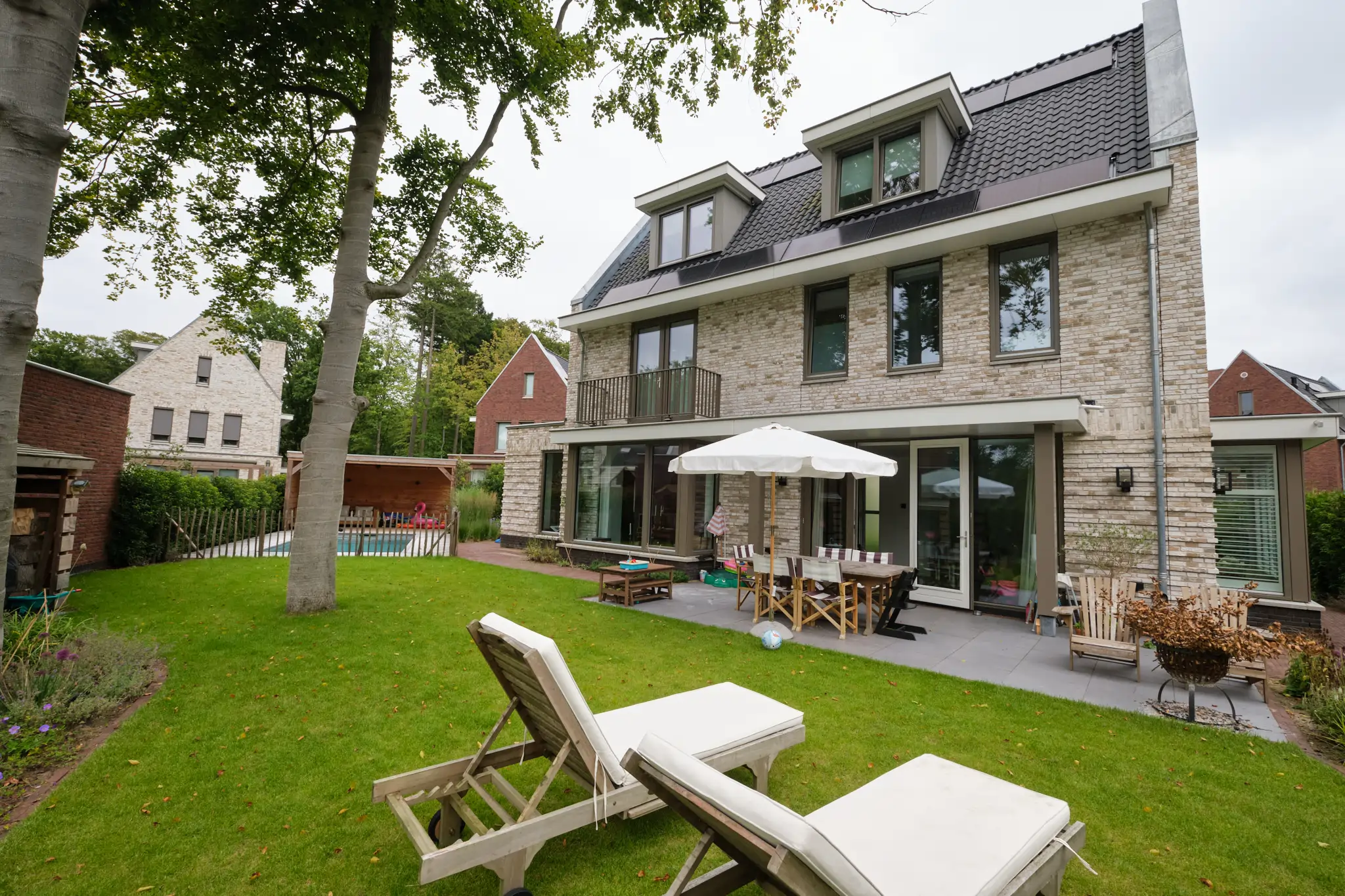 Overzicht van de complete familietuin met terras