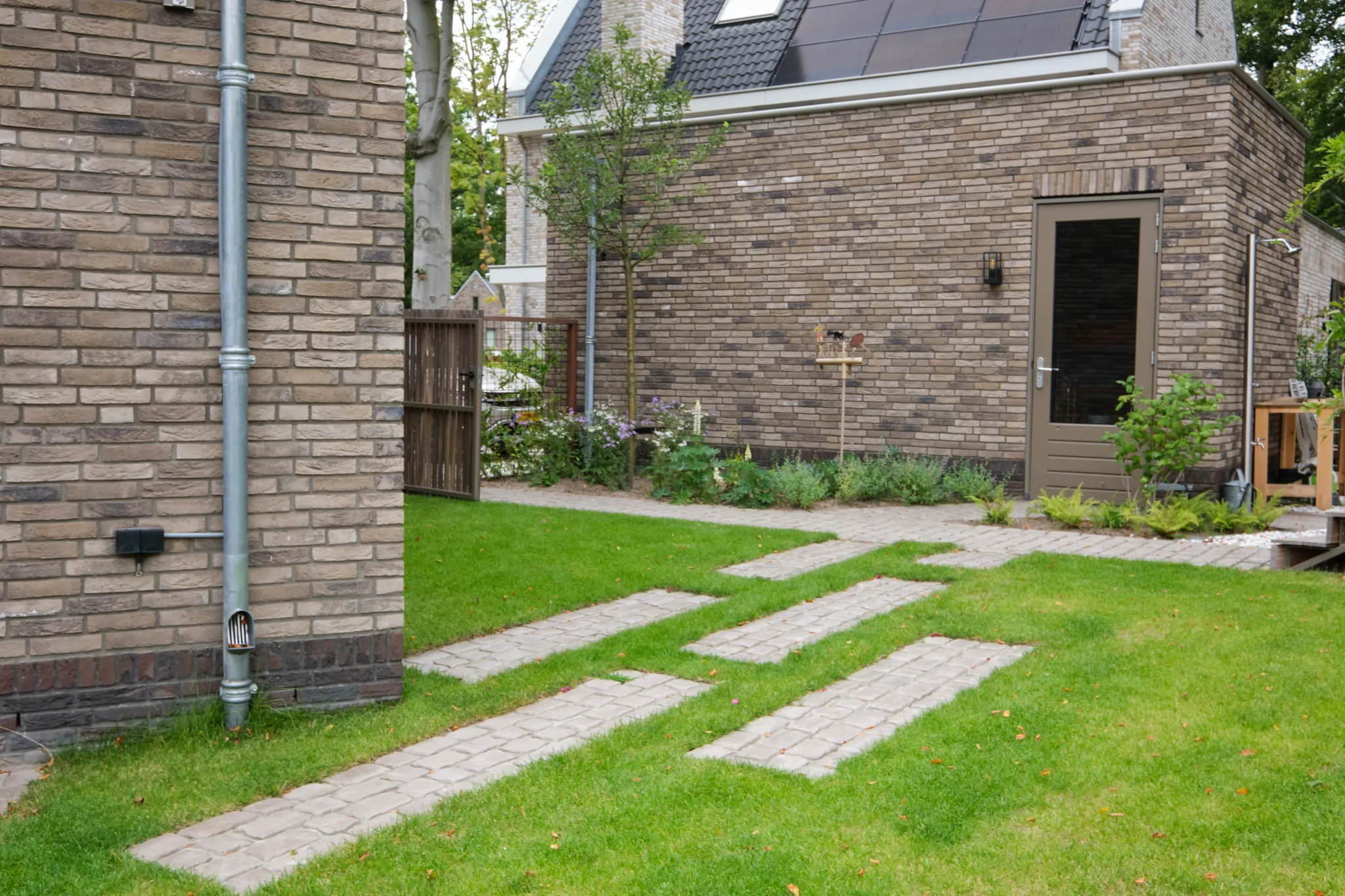 Tuinoverzicht met geometrische klinkerpaadjes