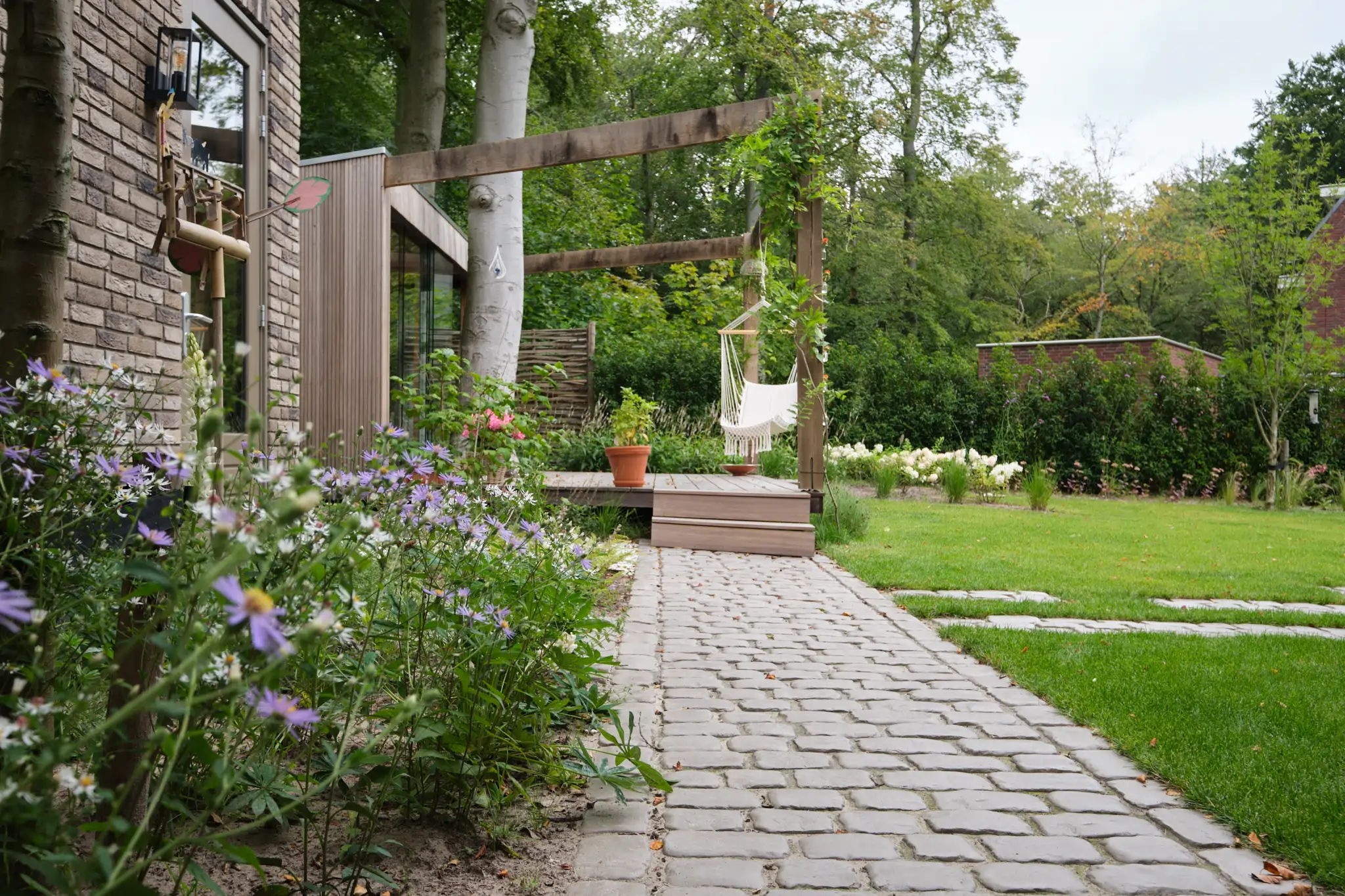 Tuinpad met klinkers en natuurlijke beplanting