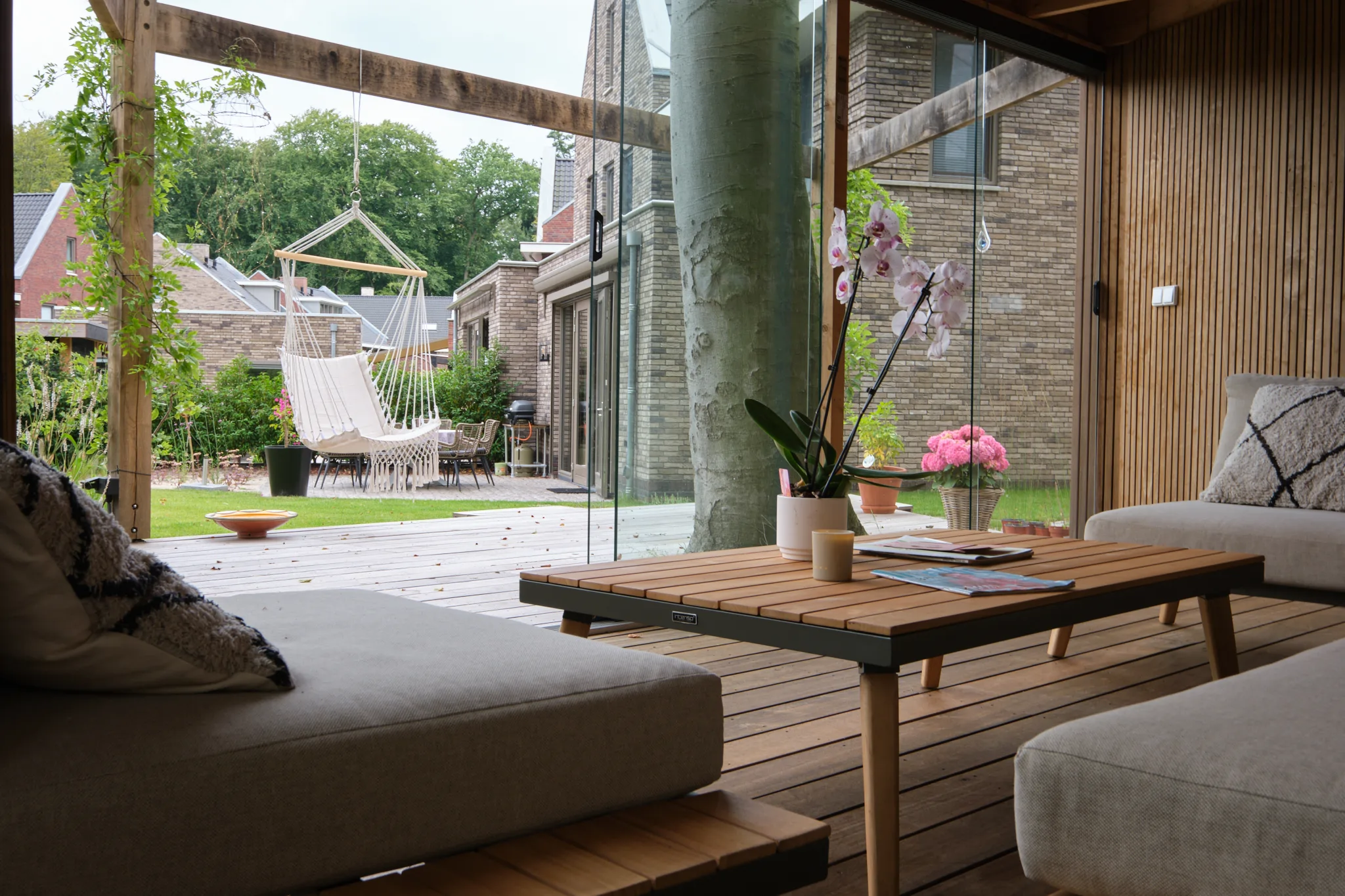 Binnenaanzicht paviljoen met uitzicht op tuin