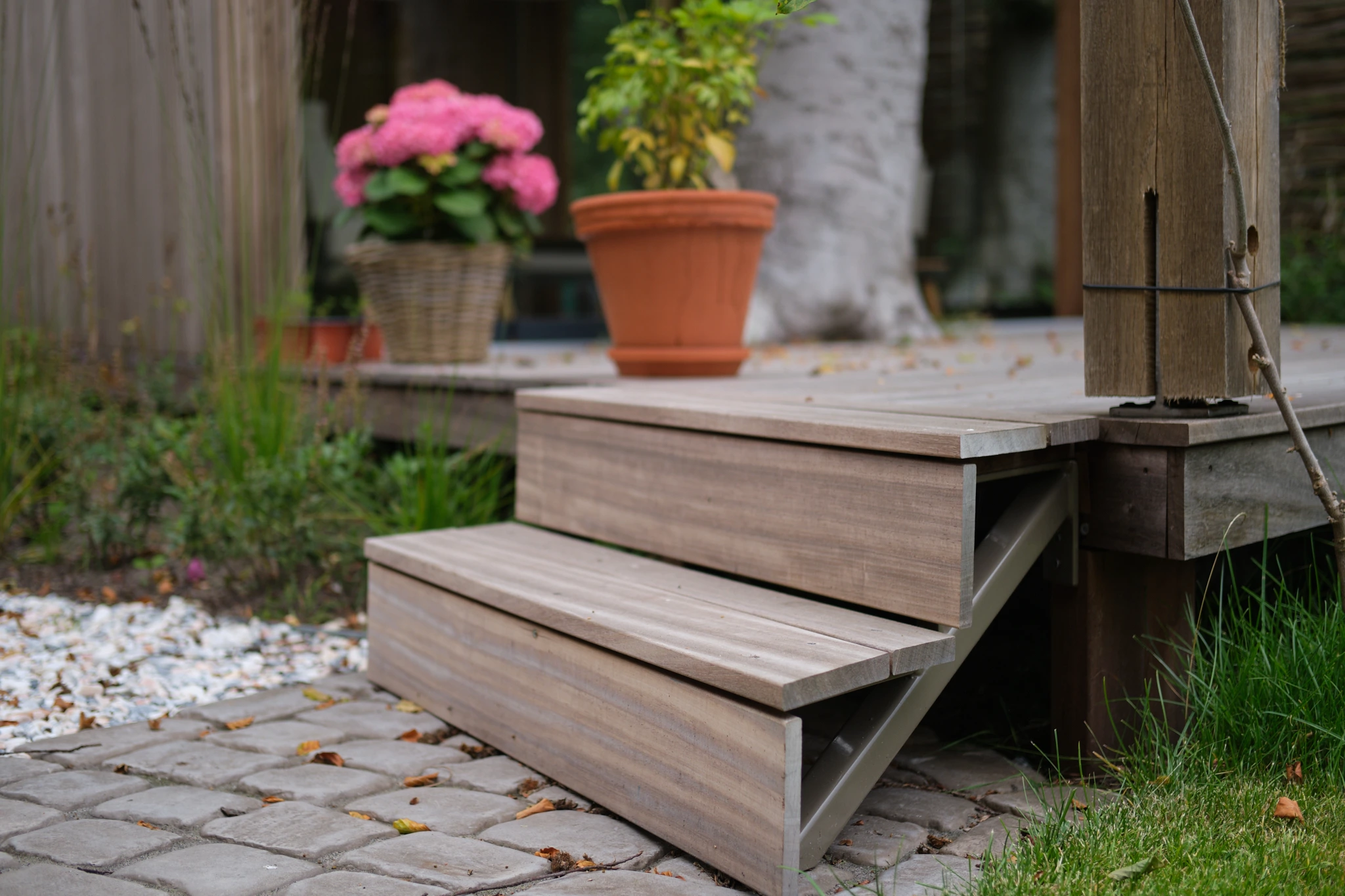 Houten trappen met terracotta potten en planten