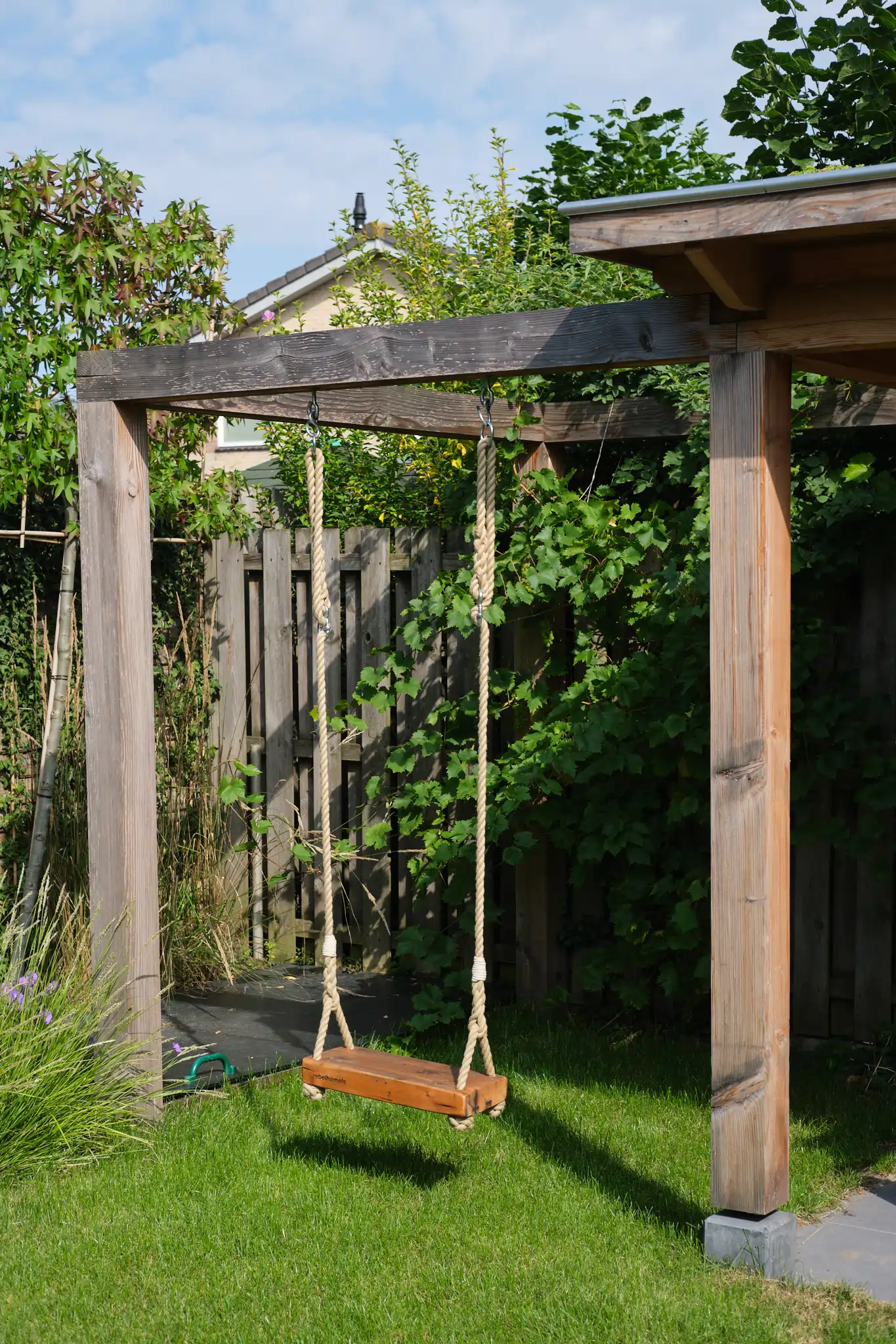 Houten schommelset met touwschommel in gazon
