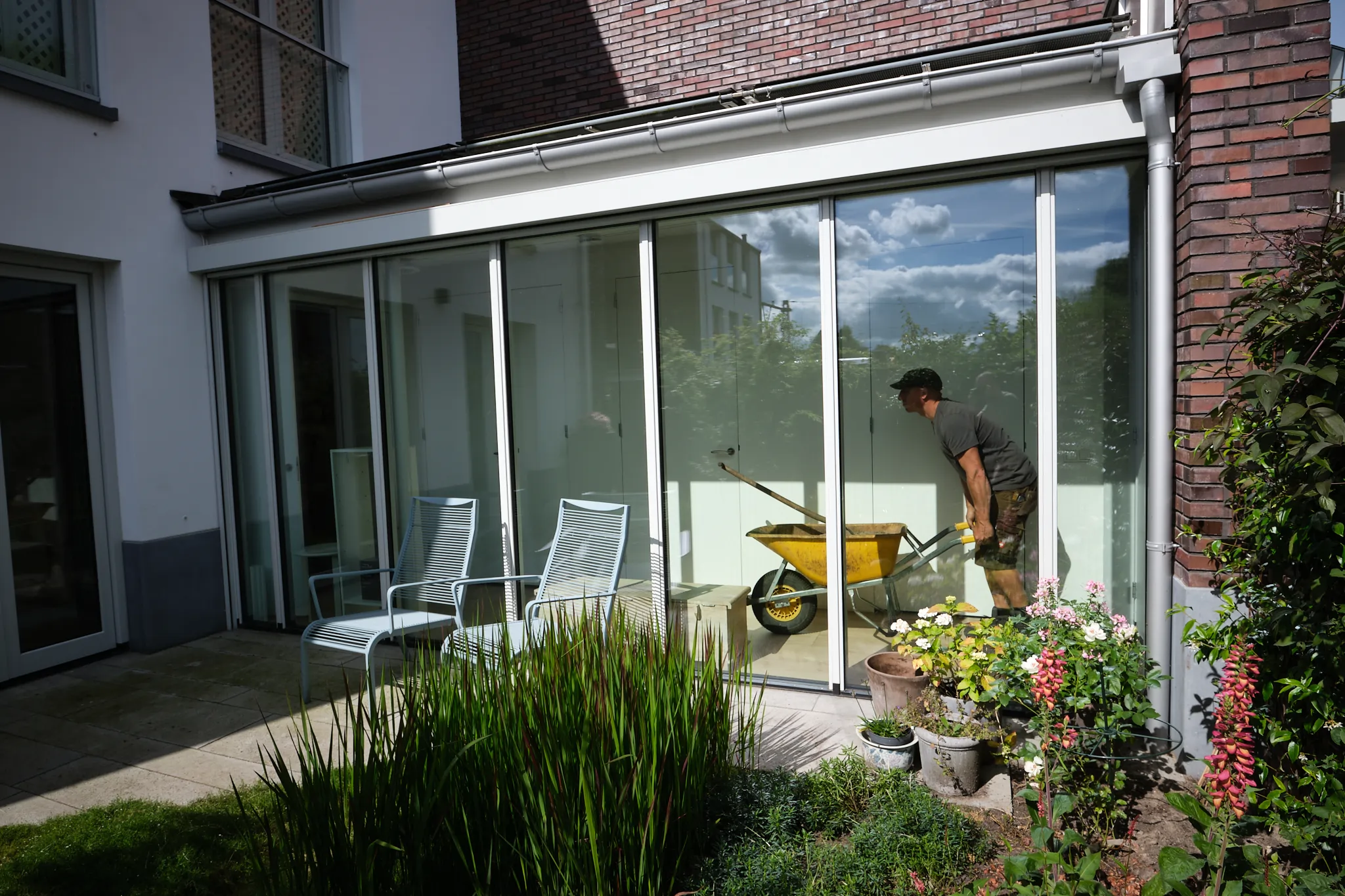 Tuinonderhoud in actie met kruiwagen en verzorging van de beplanting