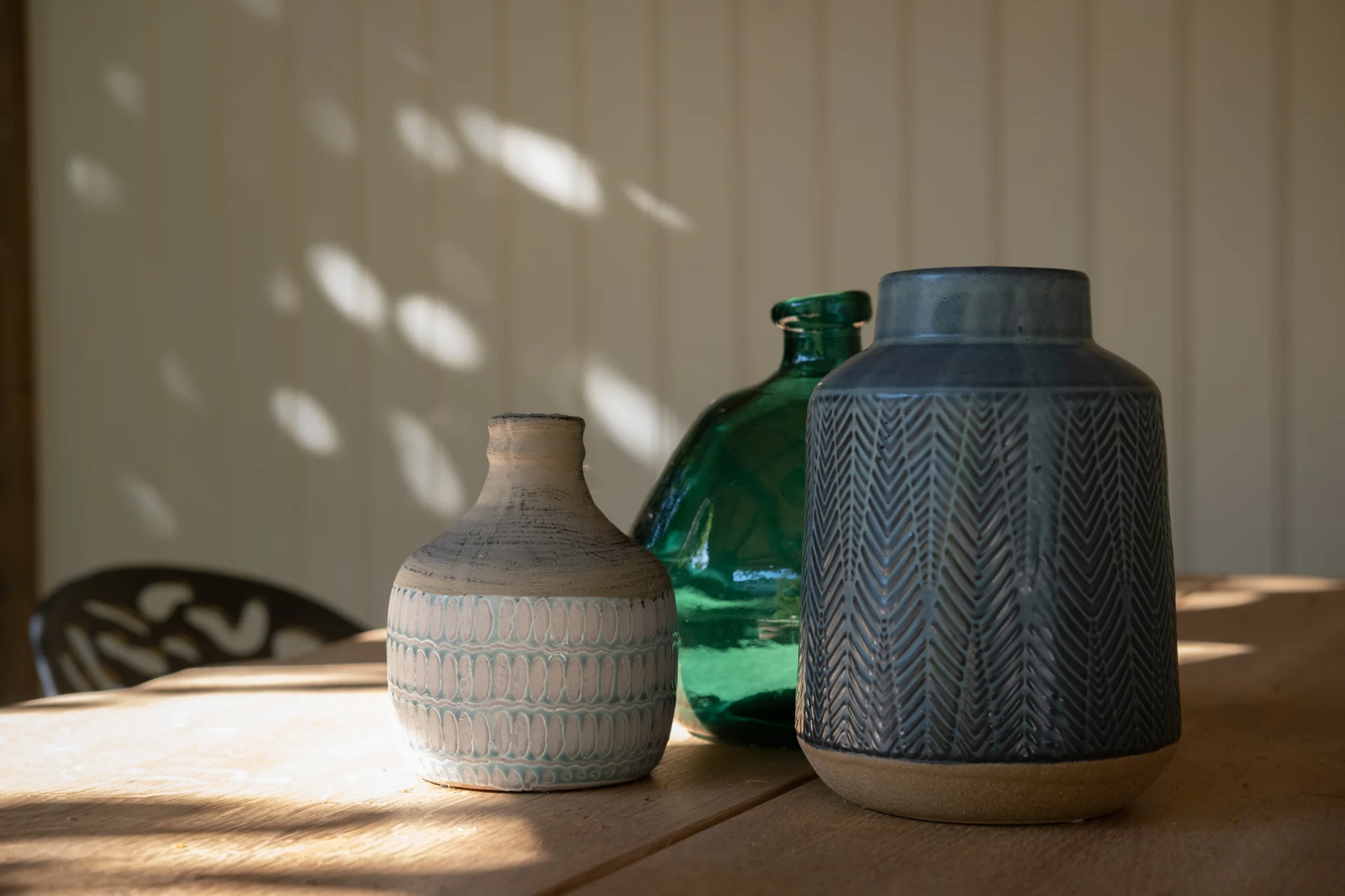 Decoratieve keramiek en vazen op houten tafel in de shelter