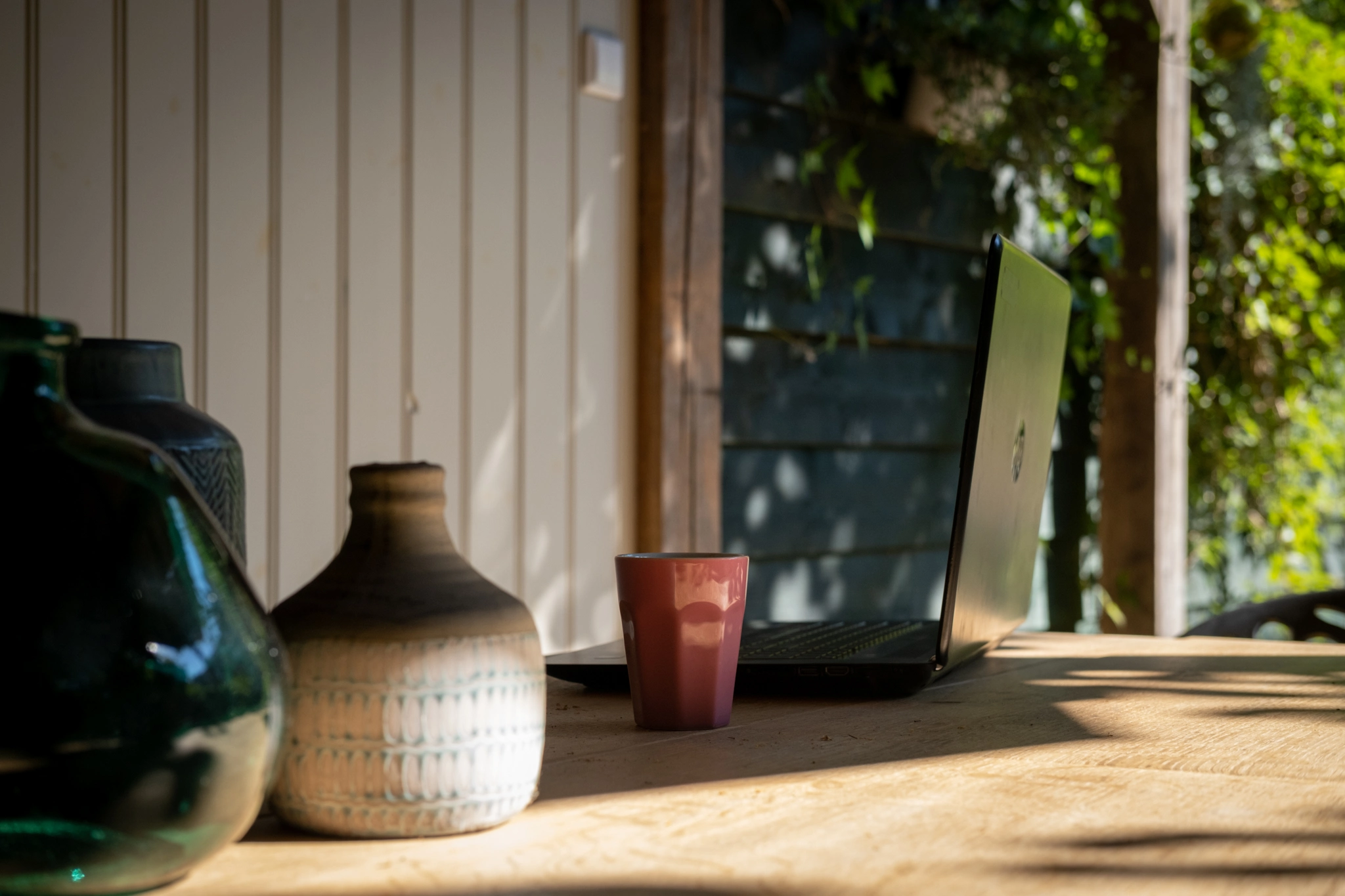 Moderne buitenwerkplek met laptop en decoratieve elementen
