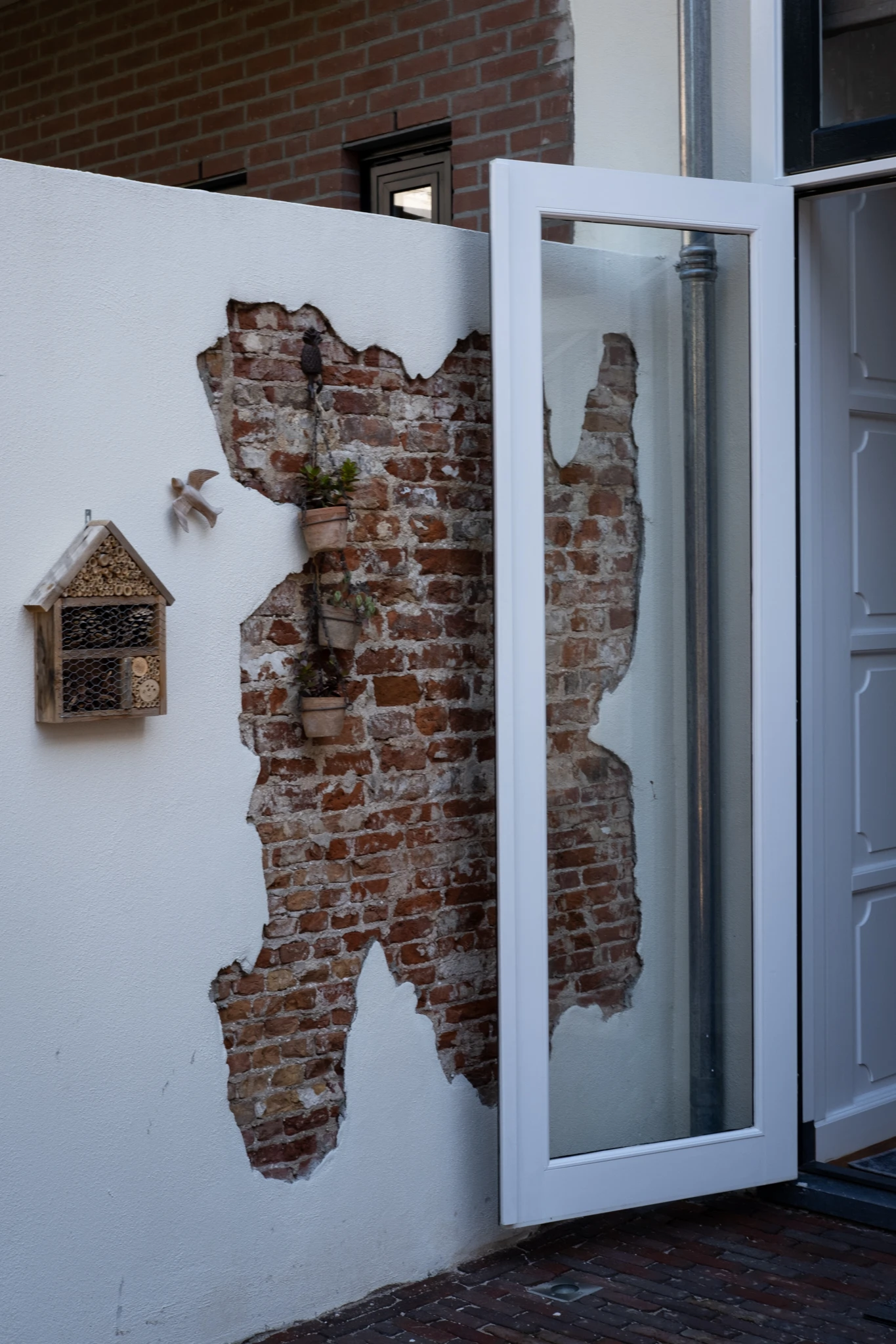 Artistieke muurdetail met zichtbare historische bakstenen