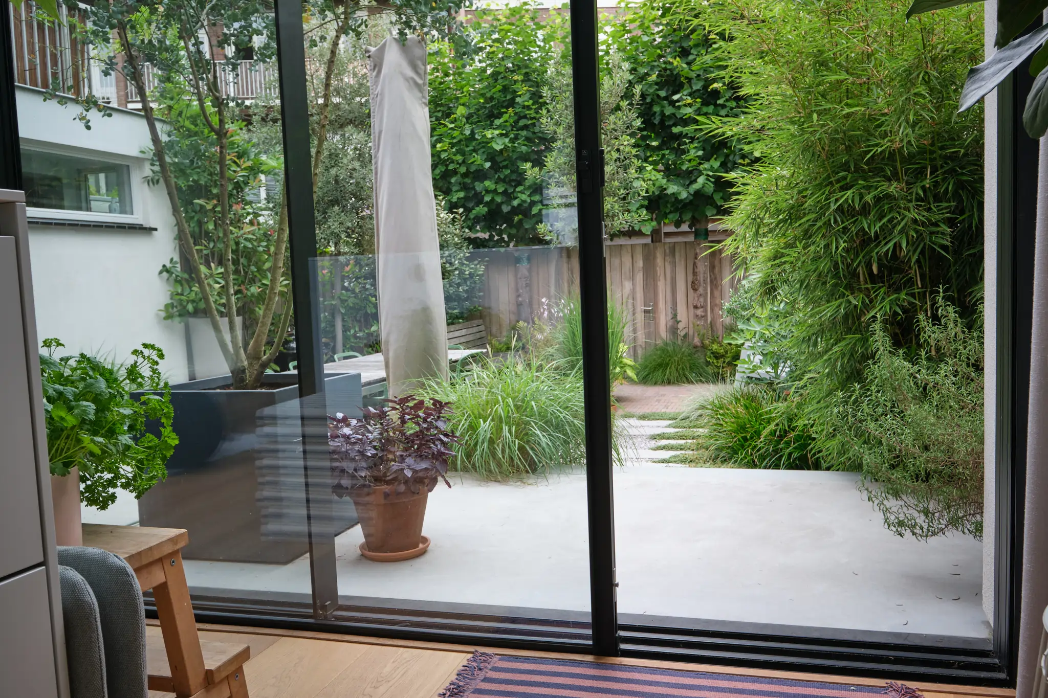 Tuinzicht met privacy screening en moderne inrichting