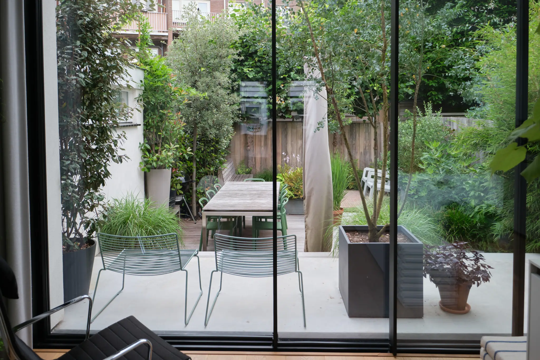 Interieur uitzicht door glazen schuifdeuren naar de tuin