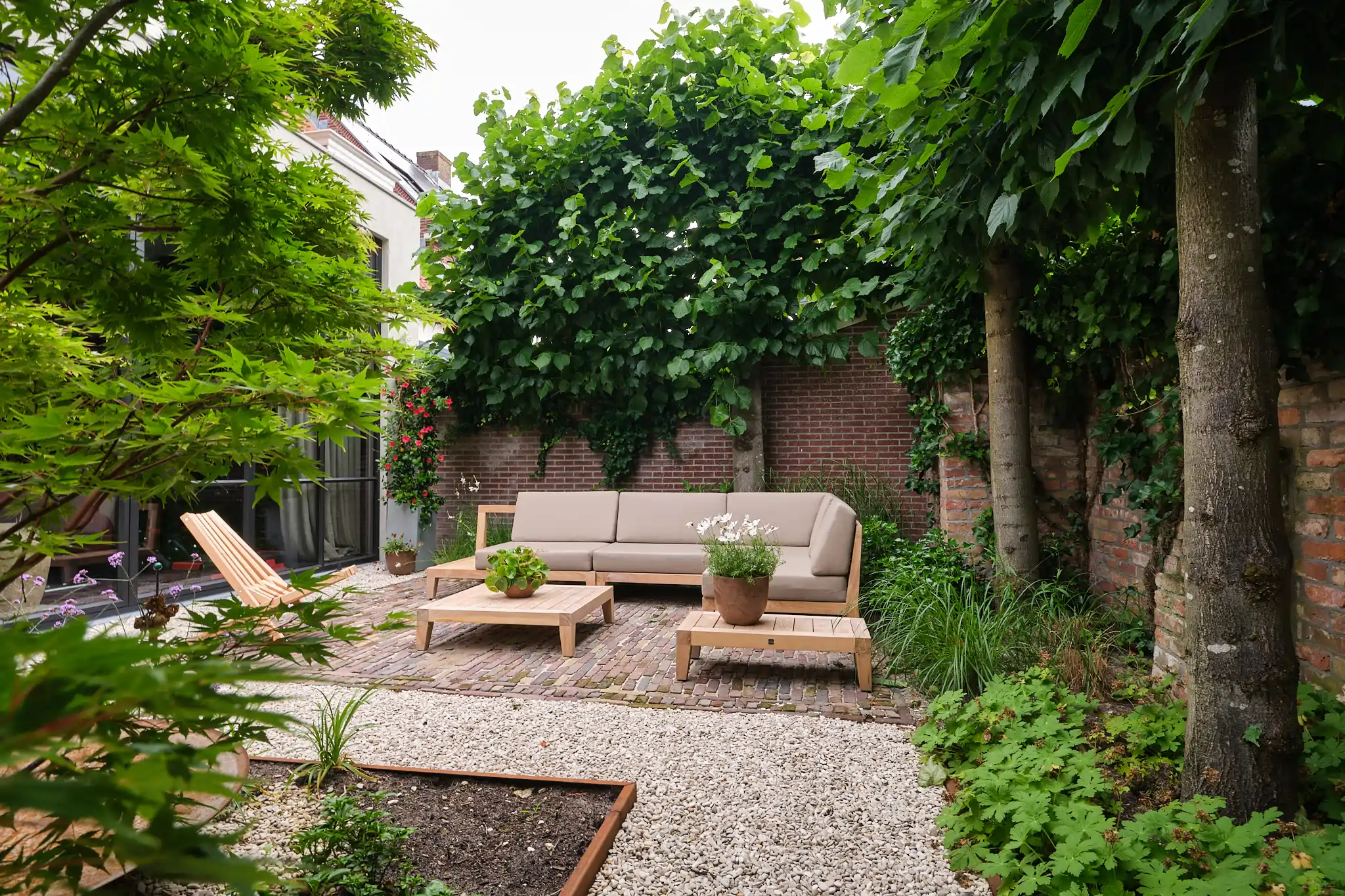 Complete overzicht van buitenruimte met moderne loungemeubilair